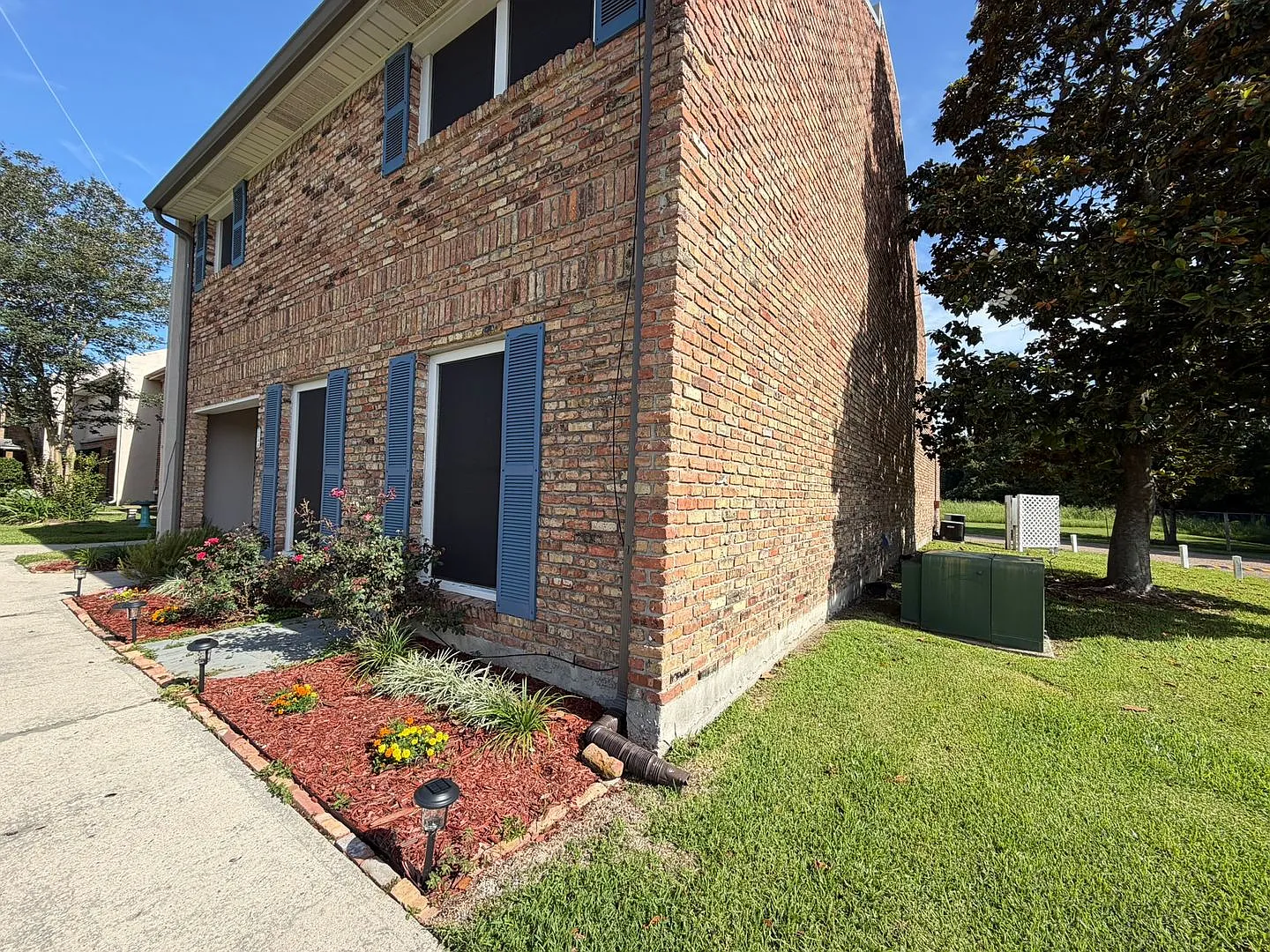 Spacious 3 Bedroom Townhome Available Now — Photo 3