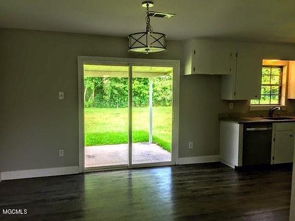 3rd image of 930 Oakleigh Ave