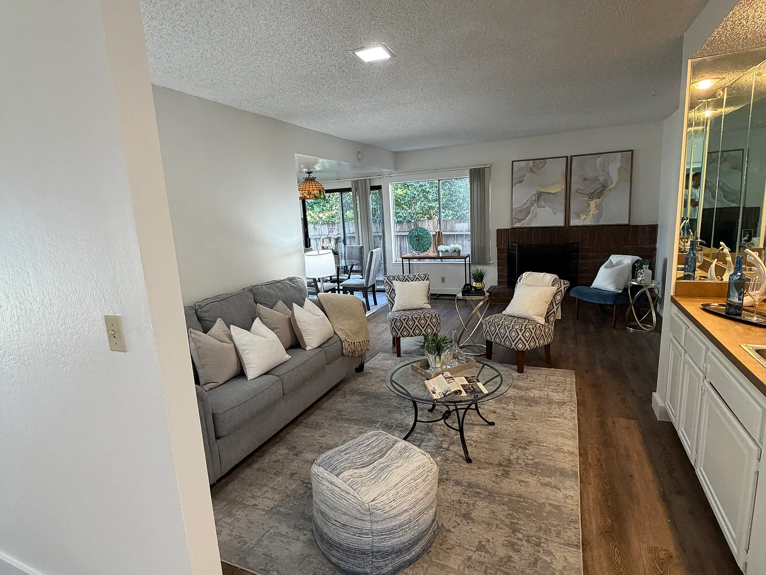 4 bed, 2.5 bath, 2200 sqft, $8,000 — Photo 2