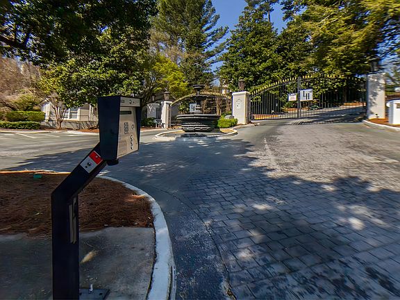 3rd image of 2716 Lenox Rd NE