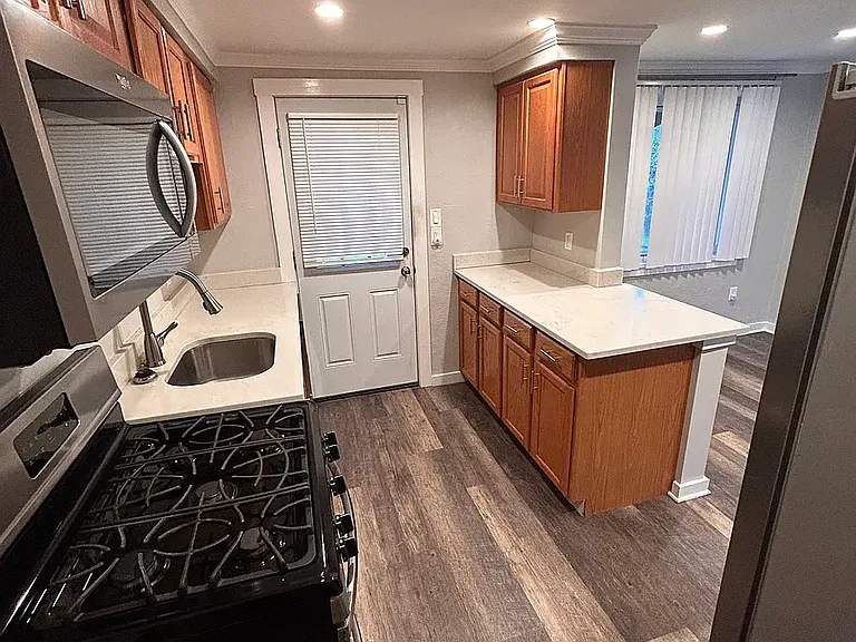 6914 Greenwood St — Photo 3