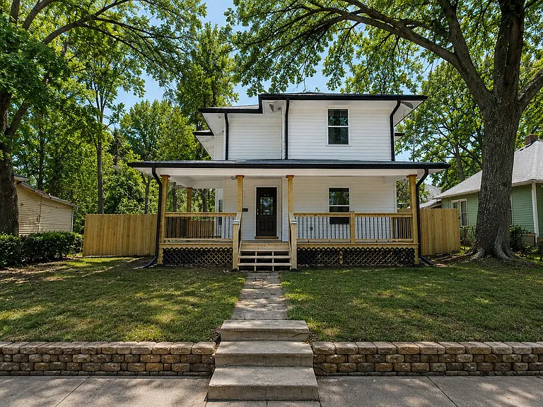 347 SW Jewell Ave — Photo 1