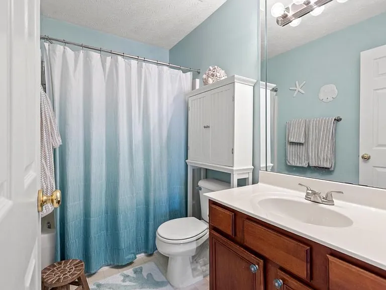 400 Amberley Dr — Photo 13