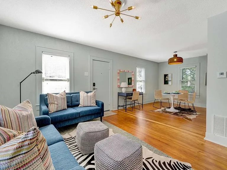606 1/2 W Dobbs St — Photo 3