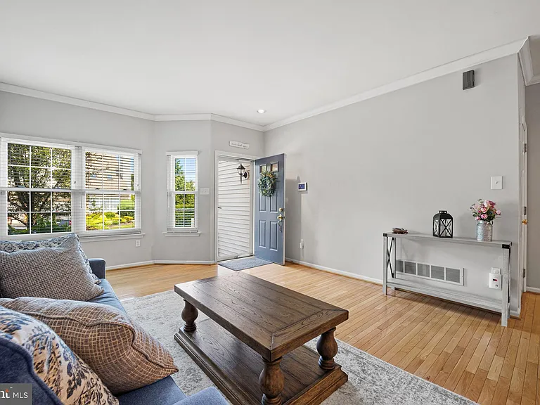 410 Fairview Way — Photo 11