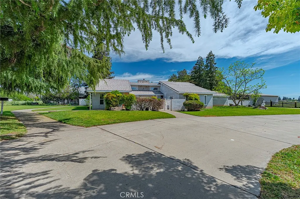 3692 N Gardner Ave photo 1