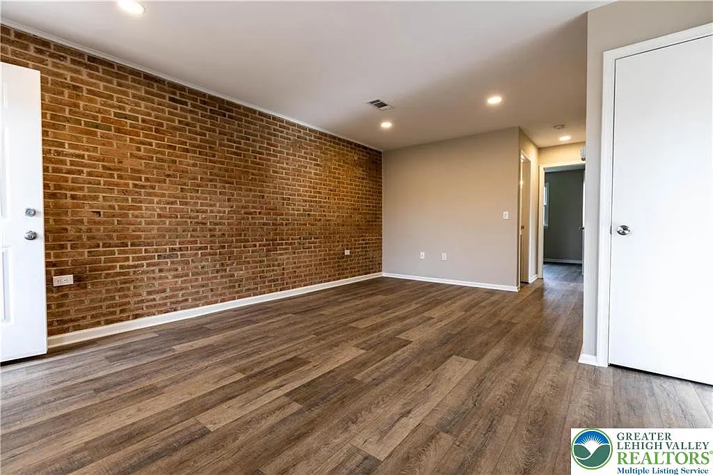 2 bed, 1.5 bath, 1000 sqft, $1,850 — Photo 4