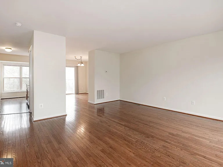 22037 Manning Sq — Photo 6
