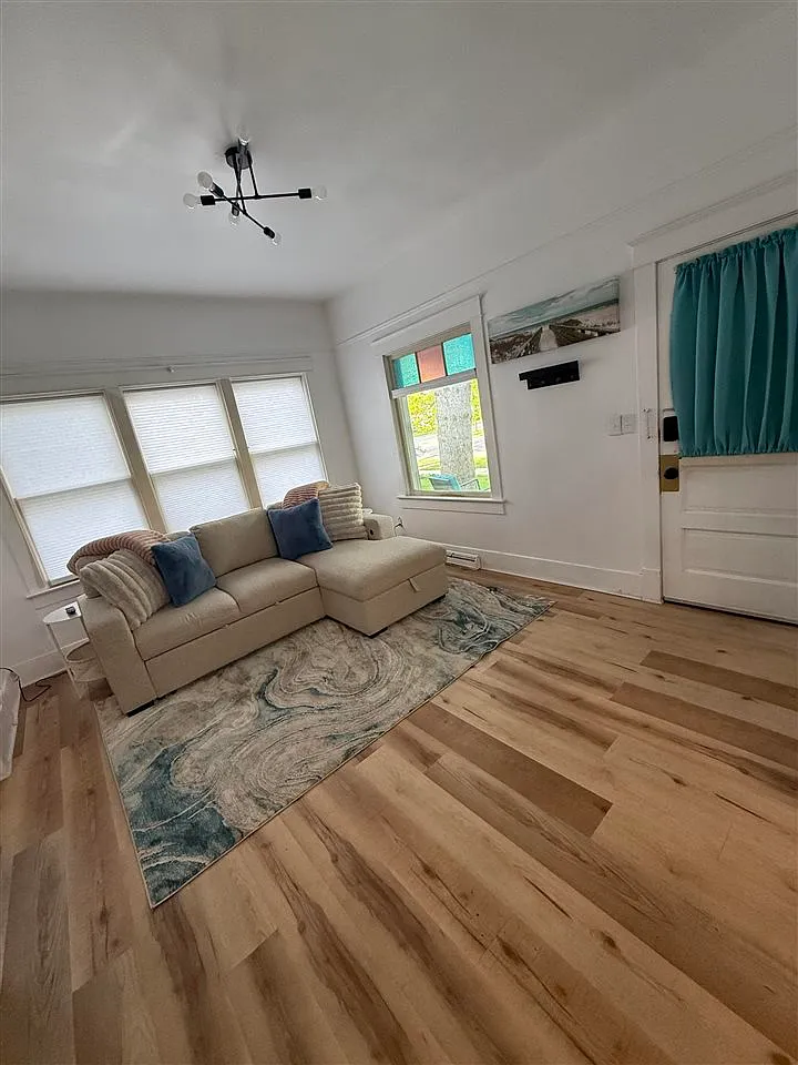 5 bed, 2.5 bath, 1215 sqft, $2,750 — Photo 3