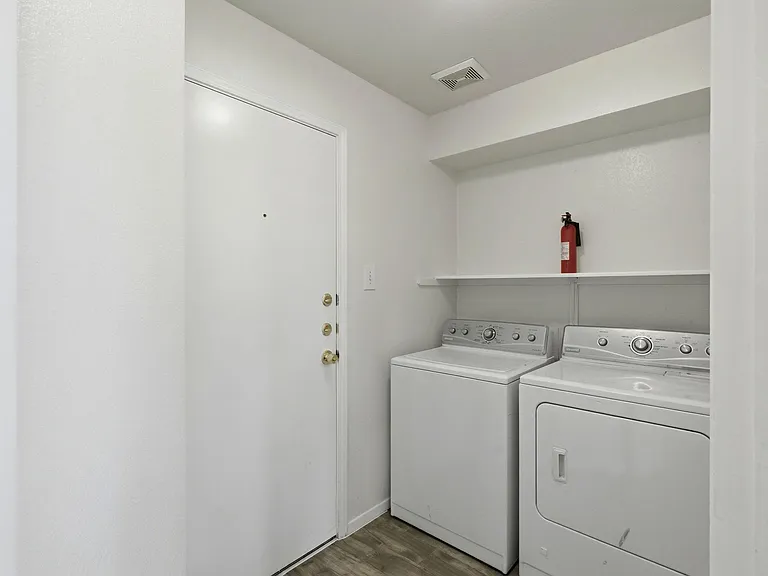 1005 Rolling Ridge Dr — Photo 13