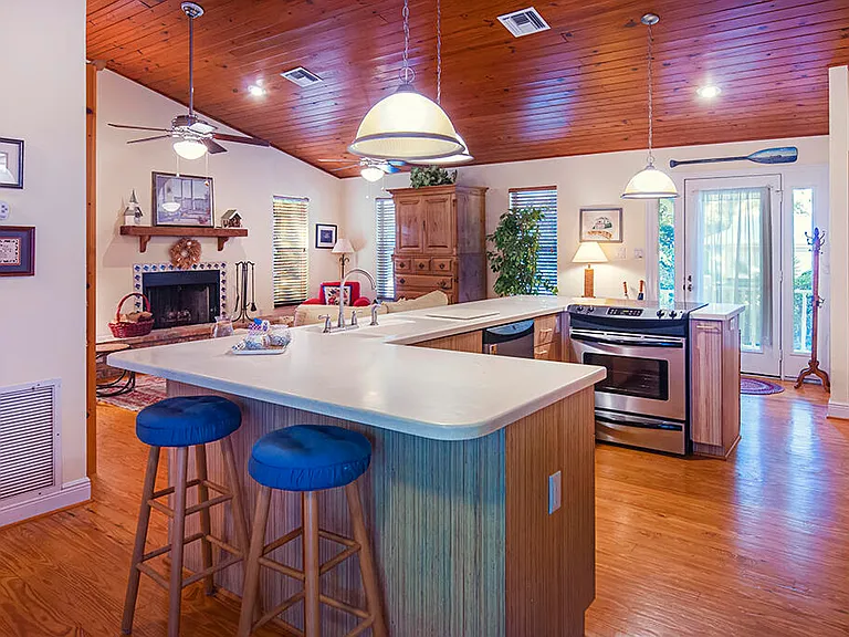 1941 W Shell Ln — Photo 8