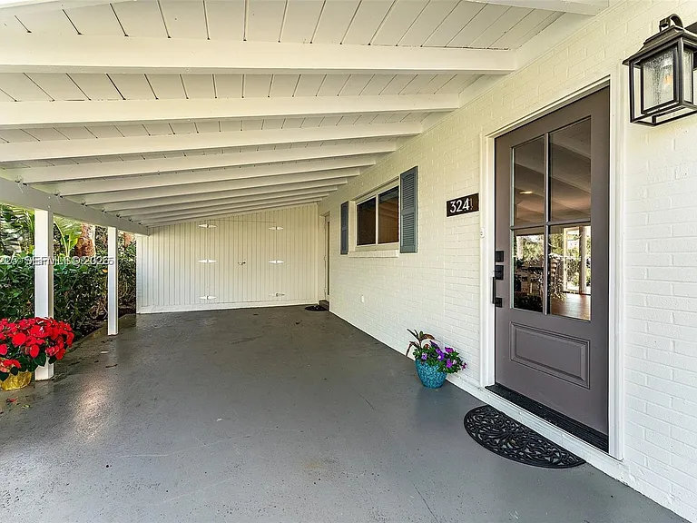 324 Tequesta Dr — Photo 4