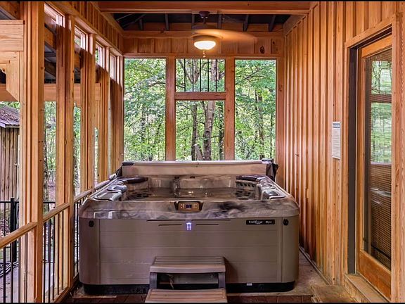 3rd image of 20 Spring Cove Rd