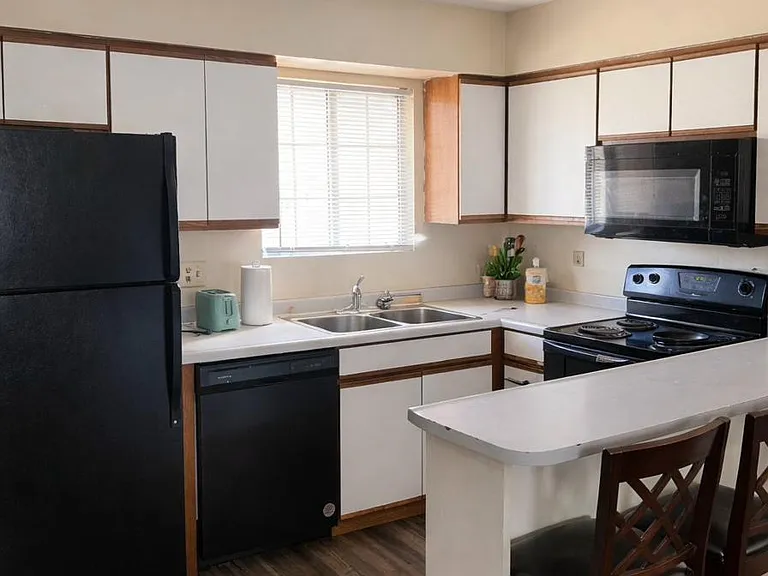 Full Kitchen w/ Bar Seating