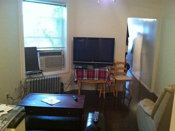 3rd image of 225 Kingsland Ave APT 1L
