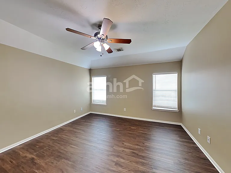 1927 Makenna Ln — Photo 12