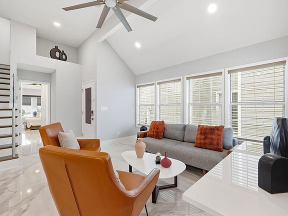 5th image of 300 Lyons Cove Dr.
