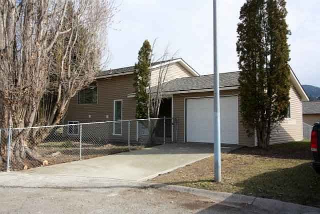 1st image of 33 Russell Park W