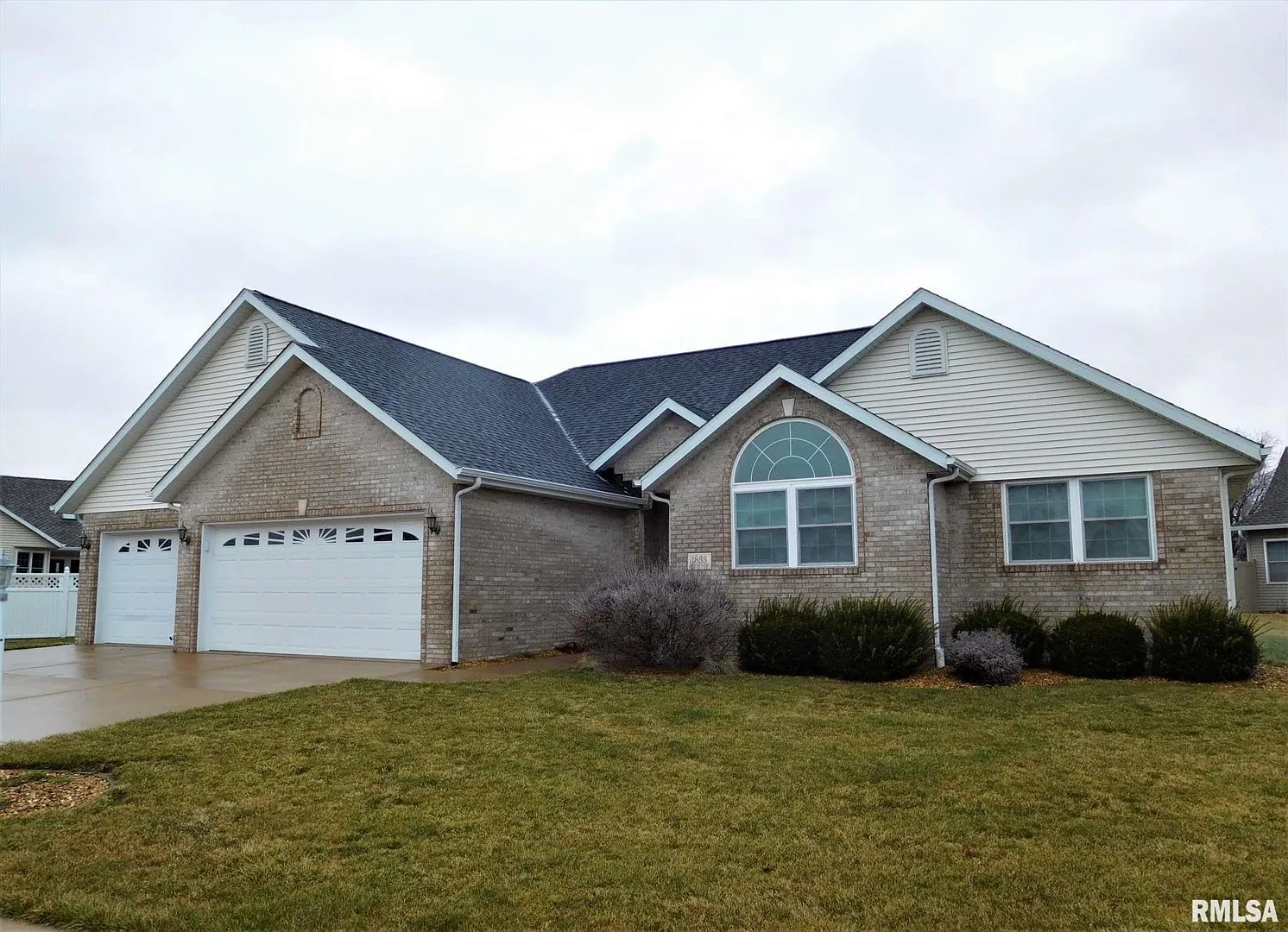 1833 Deerfield Dr photo 1