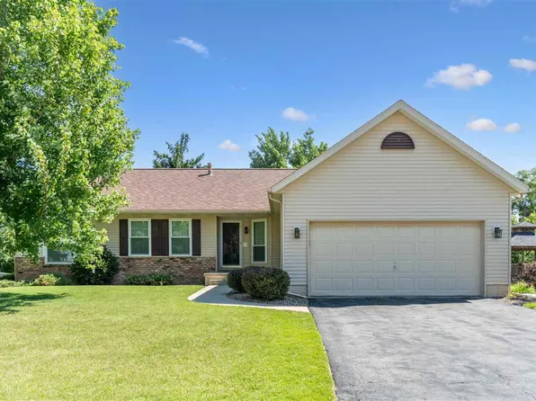 329 Stoney Creek Rd NW, Cedar Rapids, IA 52405