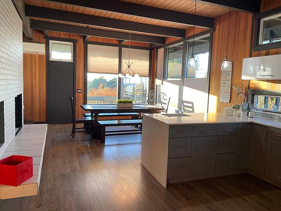 Large dining table ~ seats up to 10 ppl.