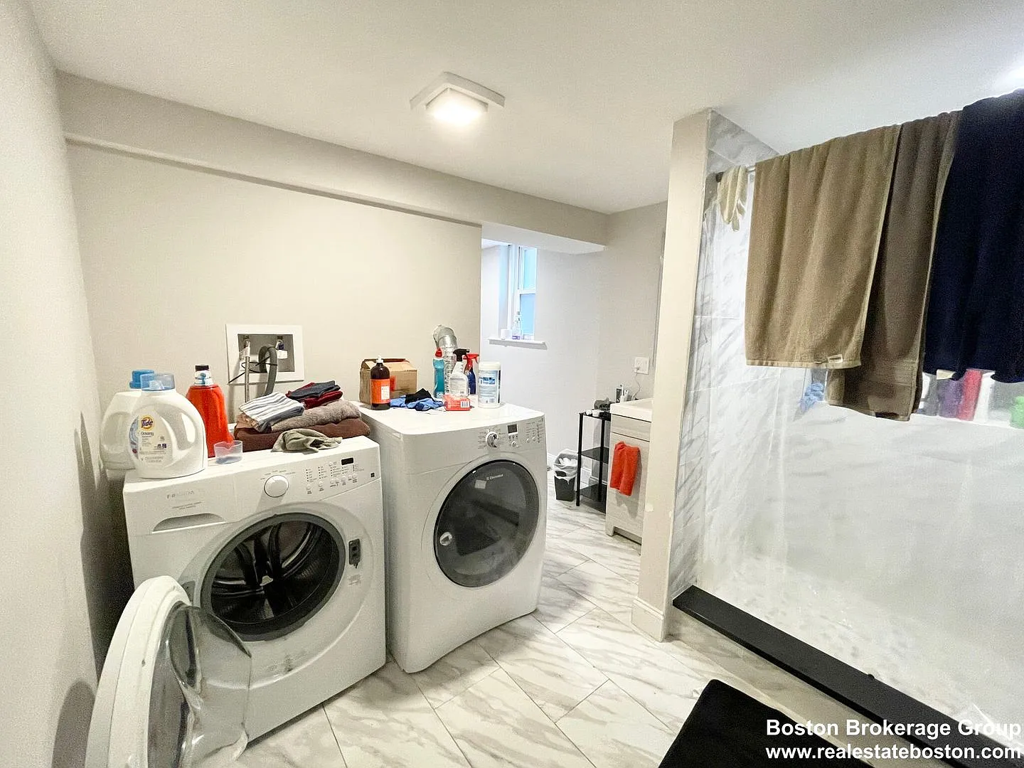Perfect apartment for Social Students near NEU! Spacious, Yard, Parking & more! — Photo 2