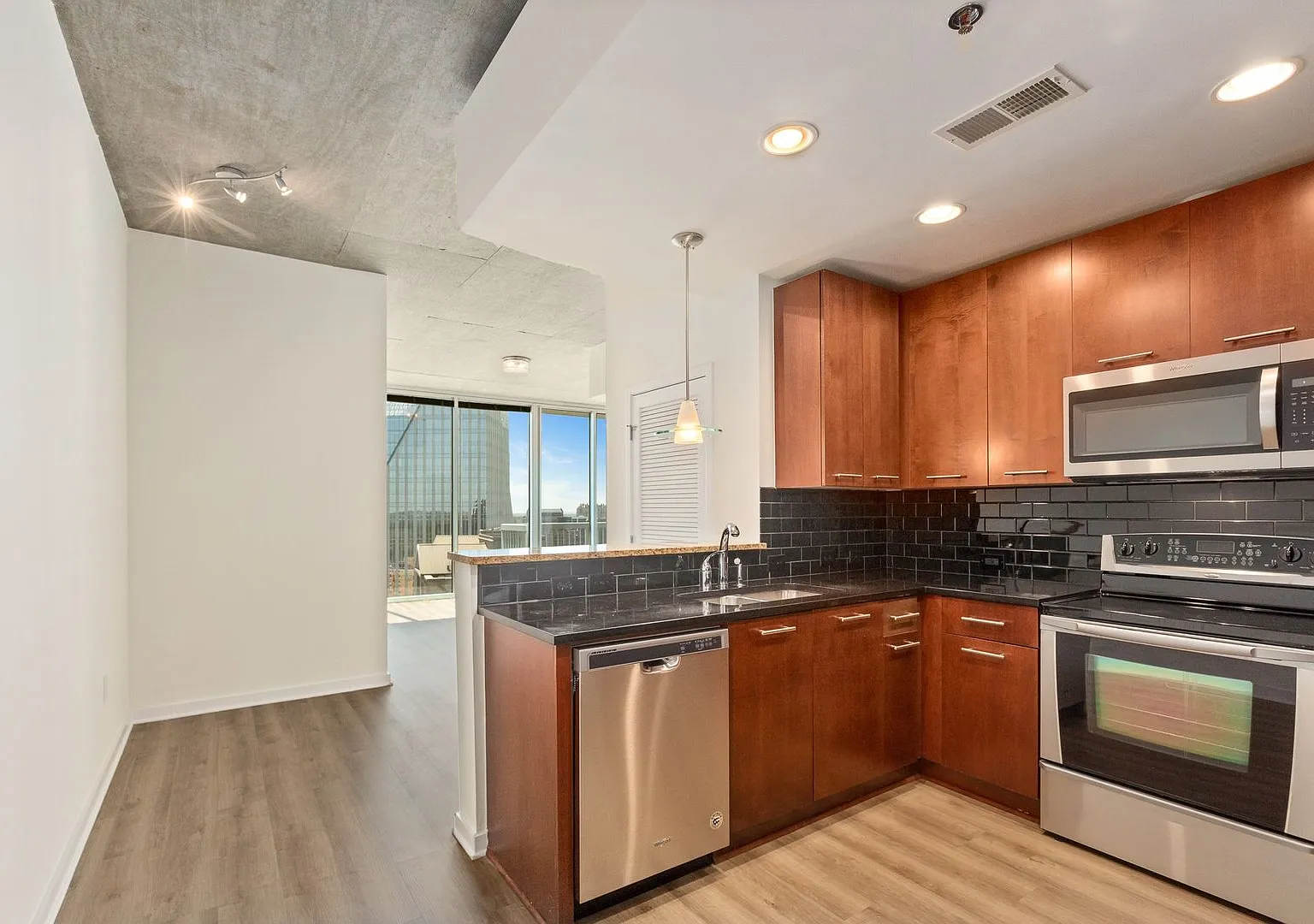 Spacious 1 Bedroom Condo in Heart of Buckhead with Stunning Downtown Views! — Photo 4