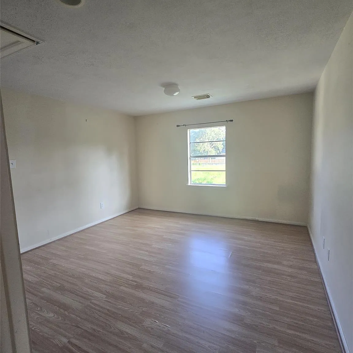 3 bed, 2.5 bath, 2046 sqft, $1,900 — Photo 4