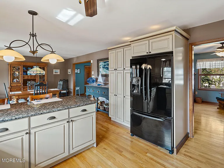 466 E Bay Ave — Photo 13