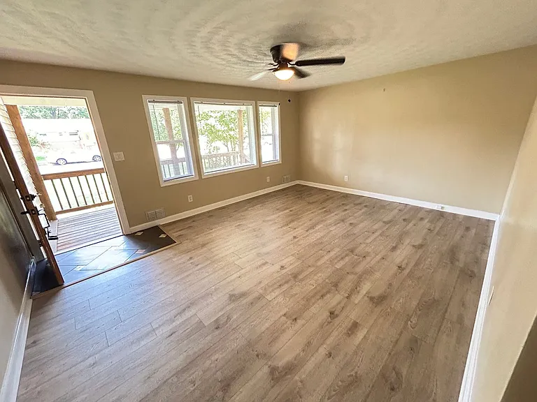 1031 E Leicester Ave — Photo 4