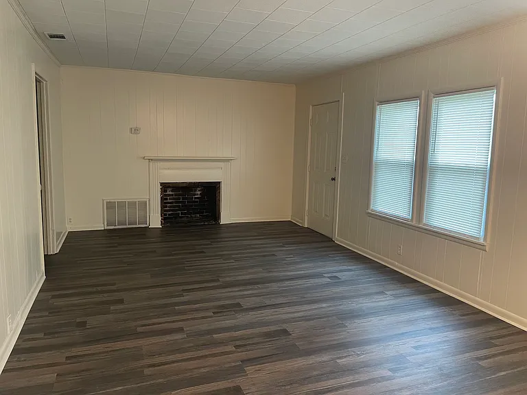 209 E Howard St — Photo 8