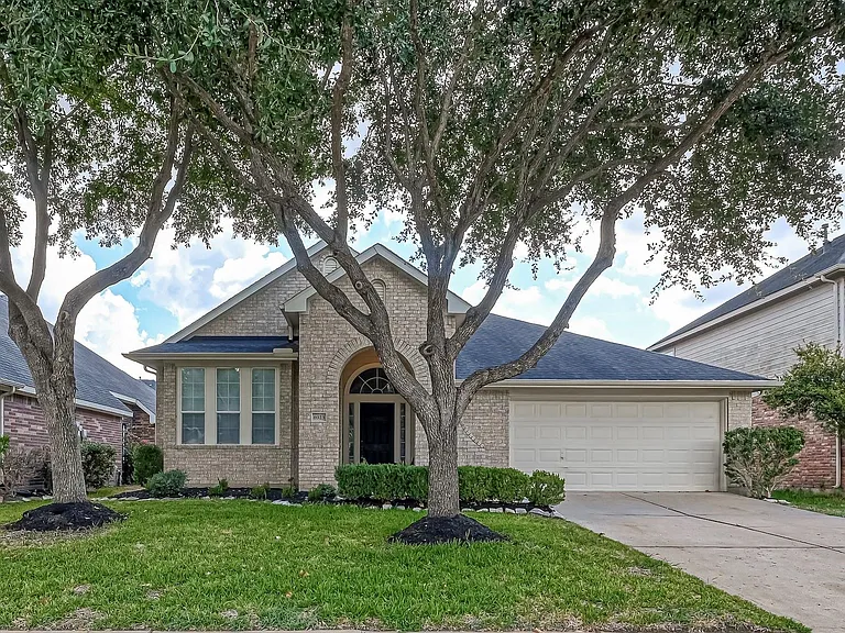 6923 Grants Hollow Ln — Photo 1