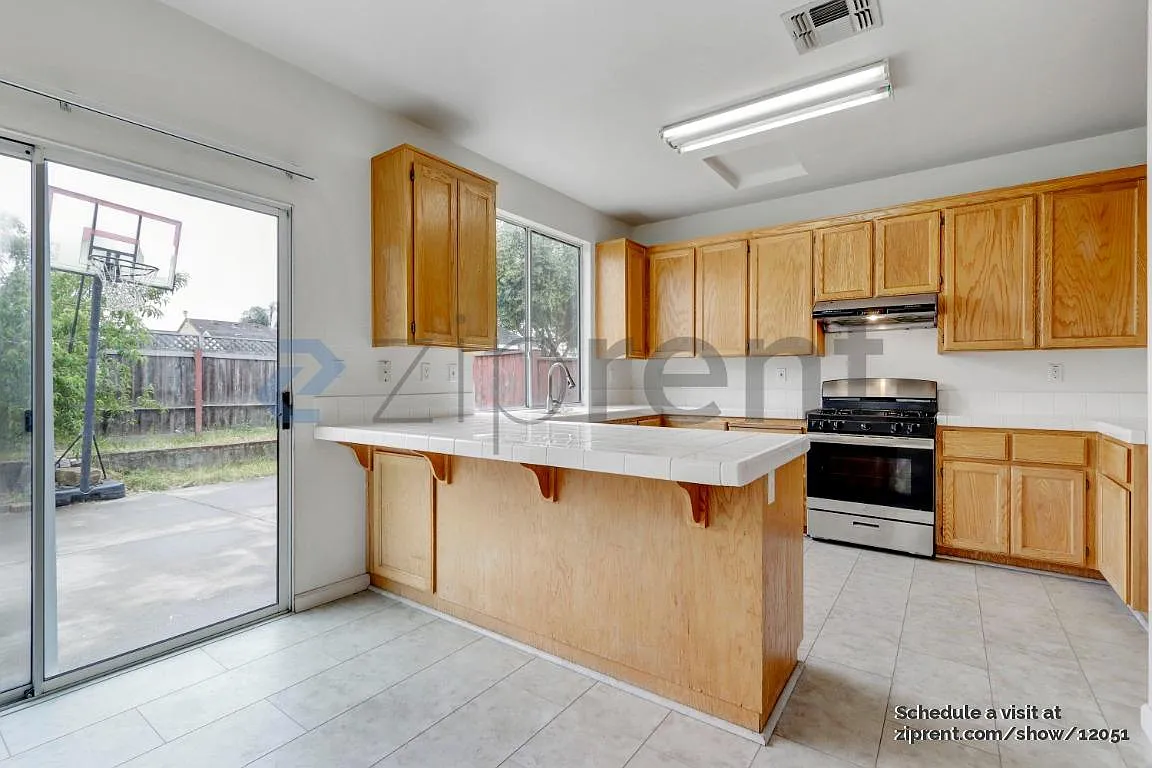4 bed, 2.5 bath, 1913 sqft, $4,100 — Photo 4