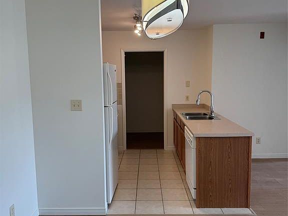 5th image of 5000 Wyandotte St E #304
