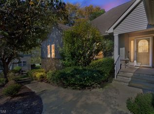 22 Red Oak Dr, Hamburg, NJ 07419