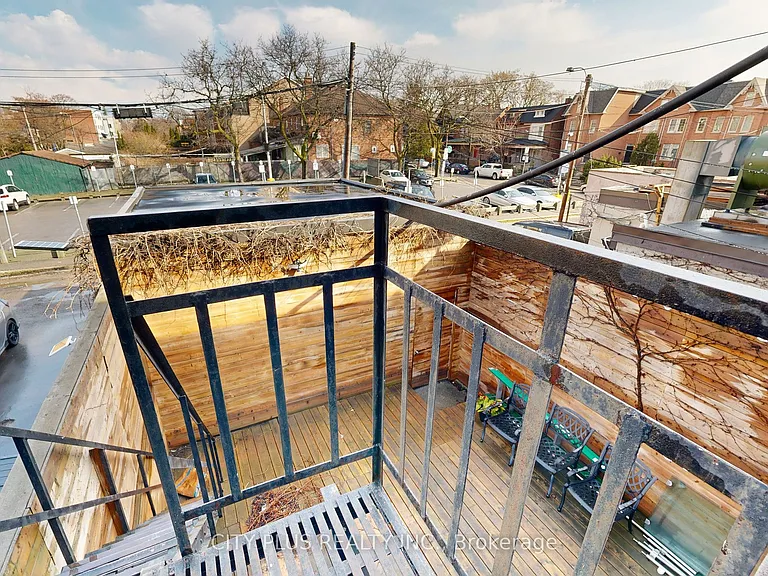 704 Bloor St W — Photo 12