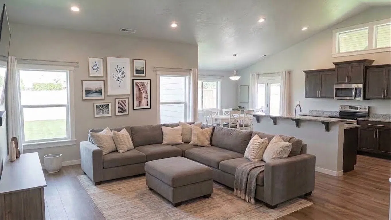 3900 Curtis Dr — Photo 1