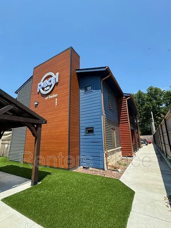 2 bed, 1.0 bath, 1000 sqft, $1,195 — Photo 1