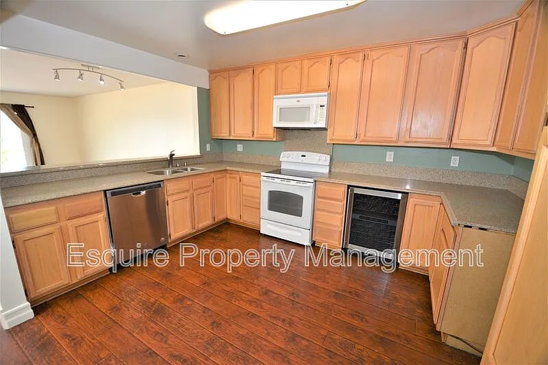 3 bed, 2.5 bath, 1663 sqft, $3,750 — Photo 4