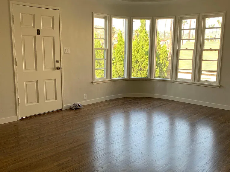 712 W Glenoaks Blvd — Photo 4