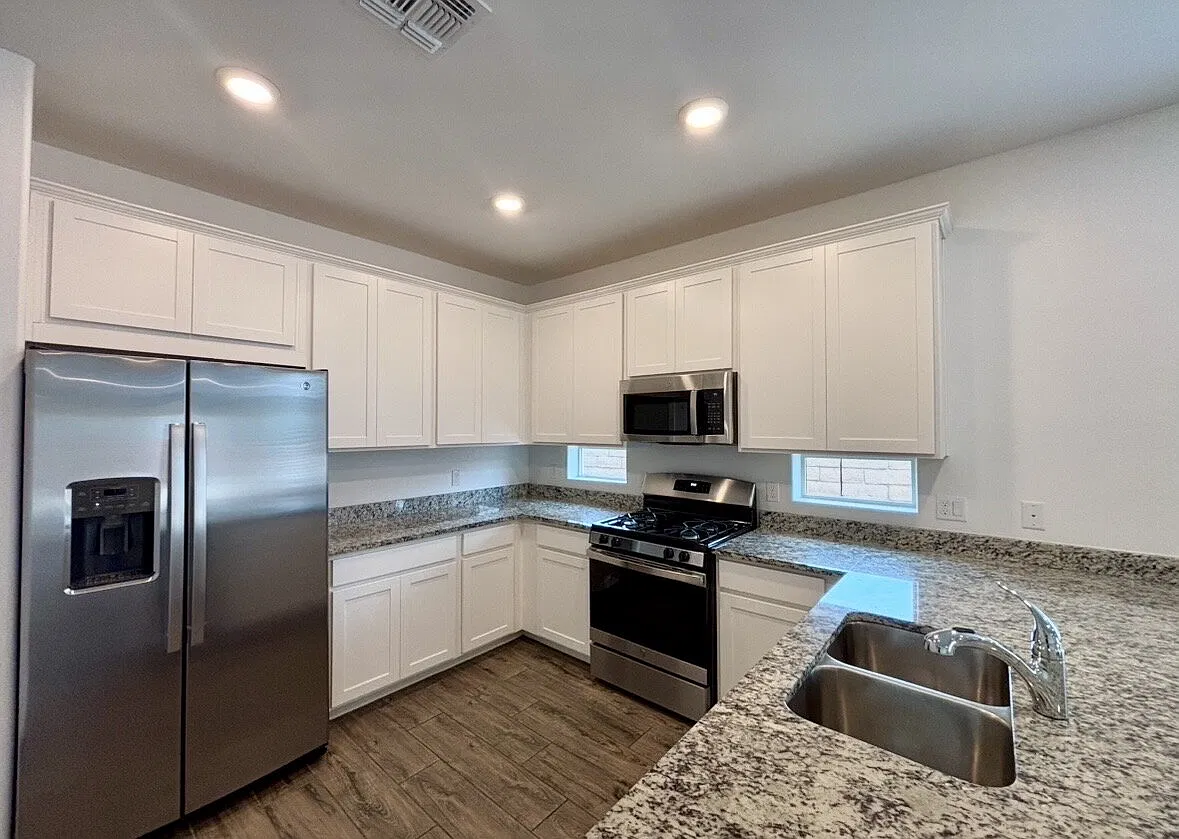 5 bed, 3.0 bath, 1939 sqft, $2,395 — Photo 3