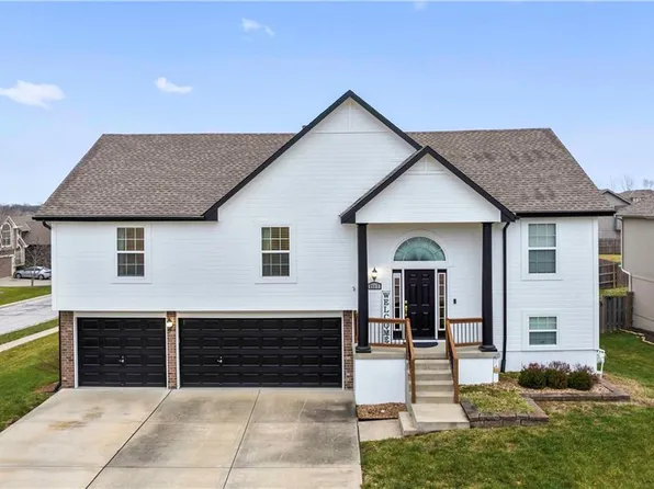2117 NW Sycamore Ln, Grain Valley, MO 64029