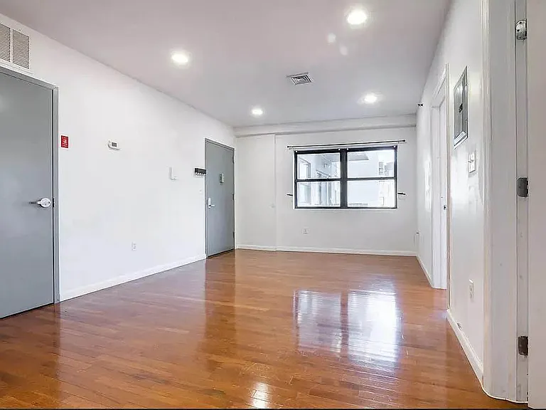 1086 Broadway #204 — Photo 4