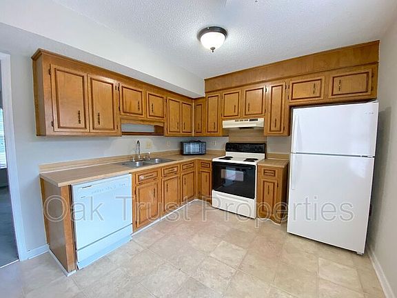 3rd image of 8729 Plantation Court Dr