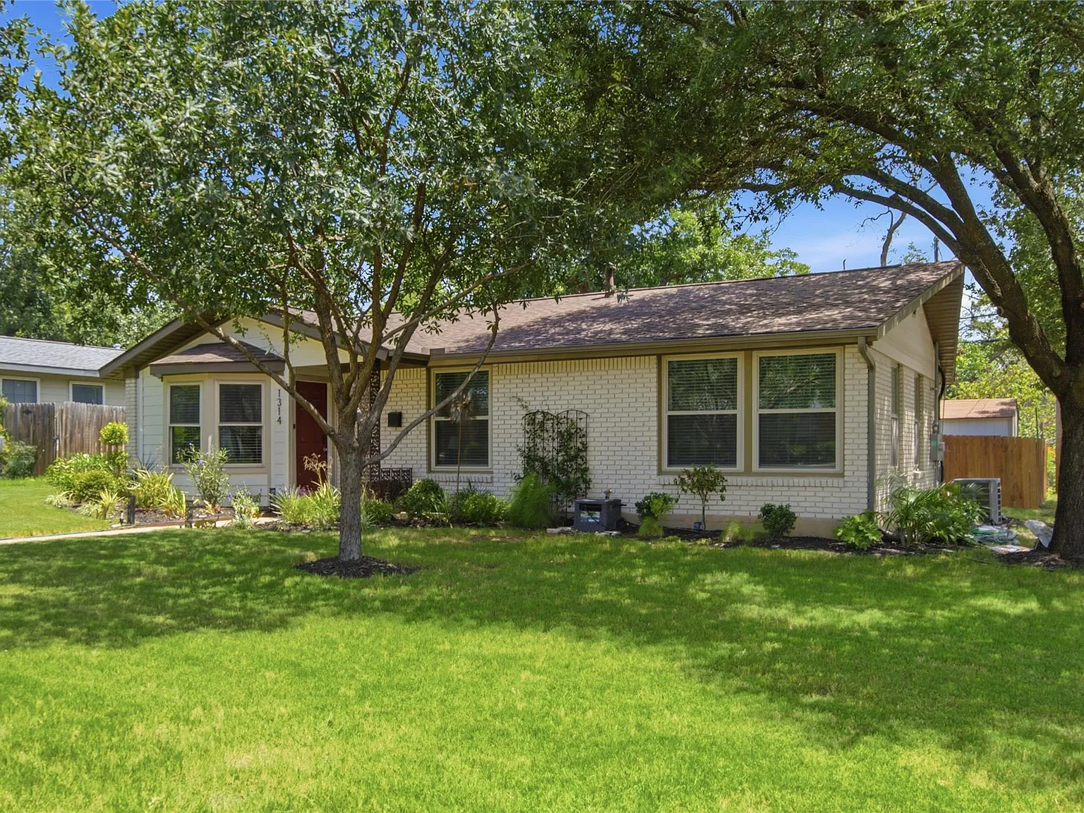 3 bed, 2.0 bath, 1585 sqft, $3,500 — Photo 2