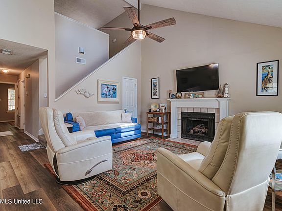3rd image of 517 Heatherstone Cir