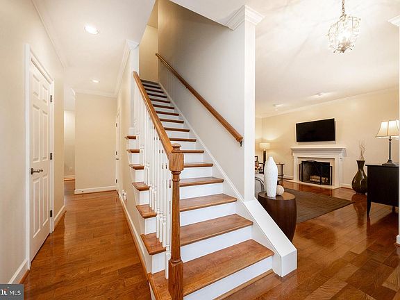 5th image of 956 Pinehurst Dr