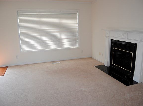 3rd image of 300 Towbridge Ln