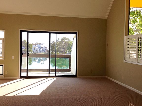 Sun-lit Living Room w/balcony