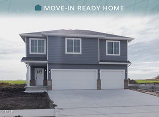 933 David Dr, Grand Forks, ND 58201